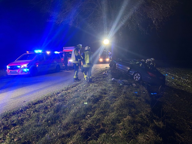 FW-ROW: Schwerer Verkehrsunfall bei Badenstedt: Mercedes prallt gegen Baum