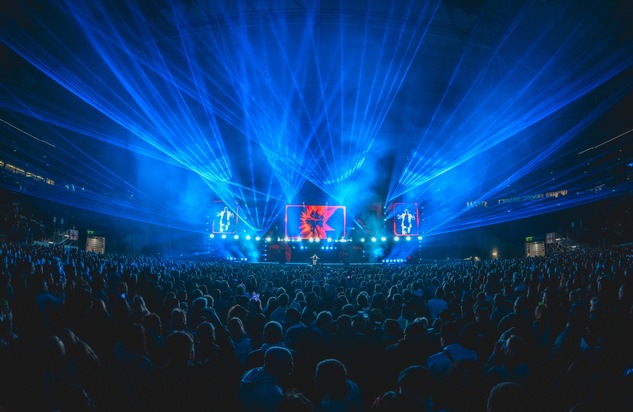RID-Weltrekord in Veltins-Arena: 44.848 Personen feiern ganz offiziell die größte 80er-Jahre Party-Veranstaltung