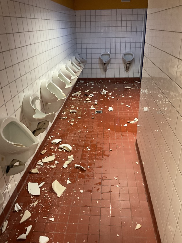 FW-HAAN: Gesamtschulgebäude nach Einbruch massiv beschädigt