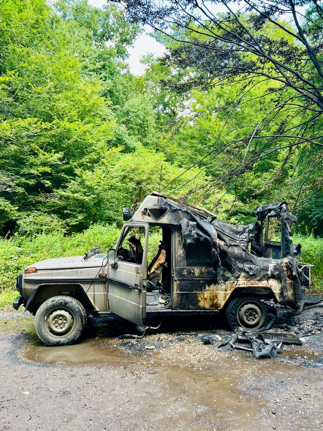 FW Rheurdt: Feuerwehr löscht historischen Geländewagen