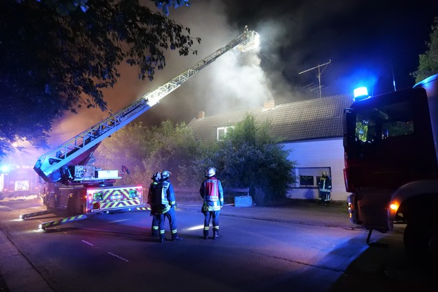 FW-DO: Feuerwehr Dortmund löscht Brand in einem leerstehenden Haus
