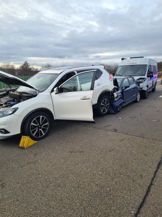 FW-BN: Verkehrsunfall mit 4 PKW auf der A59