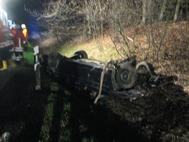 POL-HI: Verkehrsunfall auf der Autobah 7 fordert drei Schwerverletzte Mercedes überschlägt sich und bleibt auf dem Dach liegen