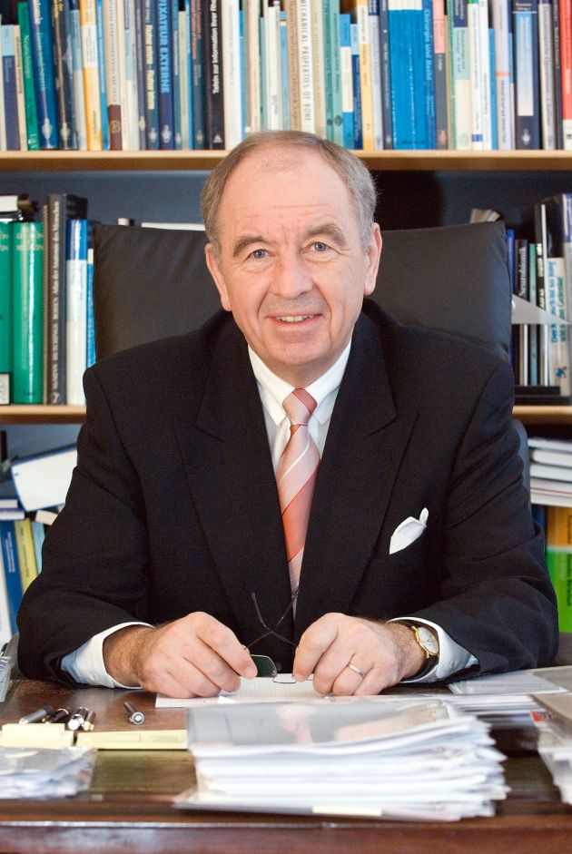 Wechsel im B. Braun-Vorstand / PD Dr. Hanns-Peter Knaebel tritt die Nachfolge von Prof. Dr. Dr. Dr. h. c. Michael Ungethüm an