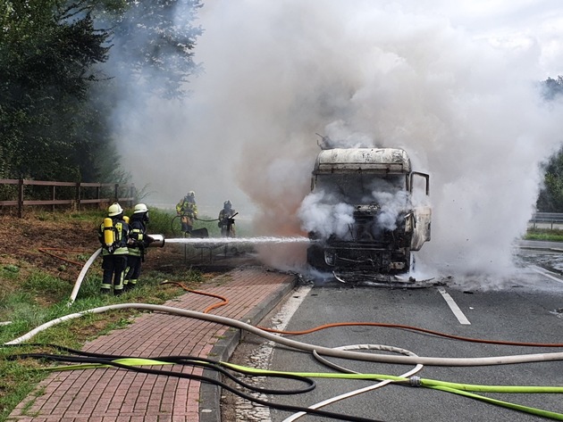 FW-Schermbeck: Sattelzugmaschine brannte in voller Ausdehnung