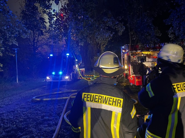 FW Lüchow-Dannenberg: +++ Feuer zerstört Nebengebäude am Jagdschloss Göhrde +++ Großeinsatz mit über 200 Einsatzkräften dauert die ganze Nacht +++