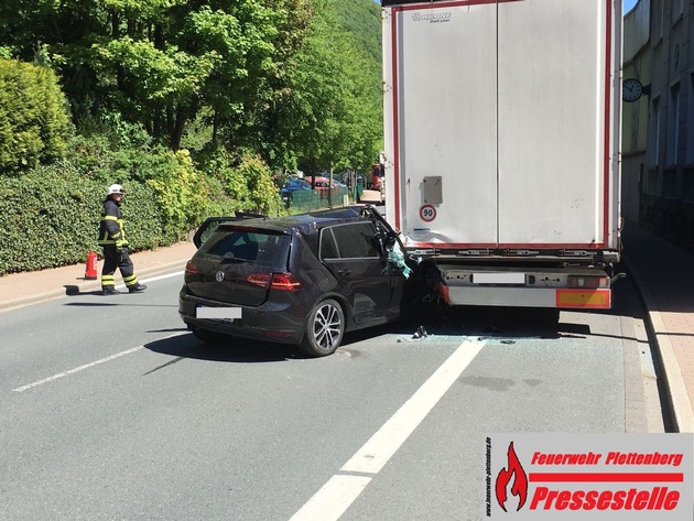 FW-PL: OT-Eiringhausen. Schwerer Verkehrsunfall. PKW fährt unter Sattelauflieger eines LKW. 1 Verletzte.