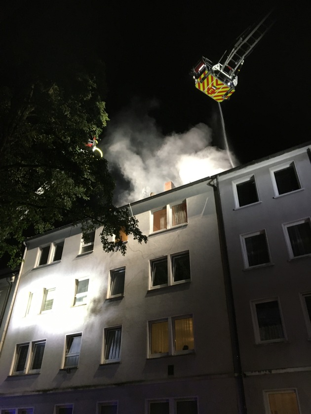 FW-GE: Dachstuhlbrand in Gelsenkirchen Ückendorf verursacht hohen Sachschaden
