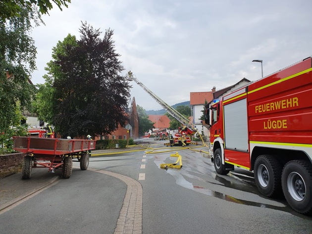 FW Lügde: Feuerwehr Lügde löscht Scheune und beseitigt Ölspur