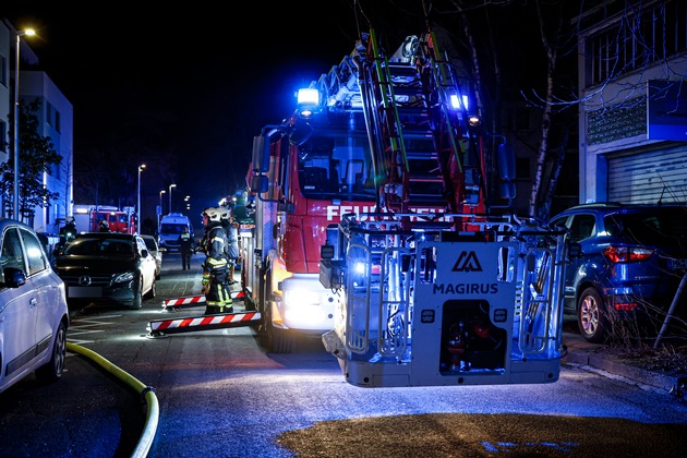 FW-MK: E-Roller brennt nachts in Wohnung