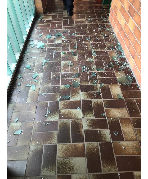 POL-MK: Sachbeschädigungen: Fenster der Hönnequellschule zerdeppert