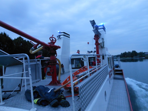 FW-DO: Auf dem Dortmund-Ems-Kanal treibender Container gefährdete Schiffsverkehr.