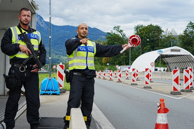 Bundespolizeidirektion München: Bundespolizeihubschrauber spürt Schleuser in Baum auf