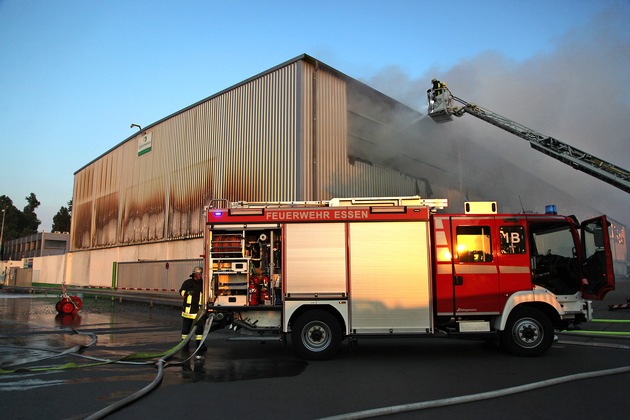 FW-E: Feuer in Lagerhalle für Altpapier, aufwändige Löscharbeiten