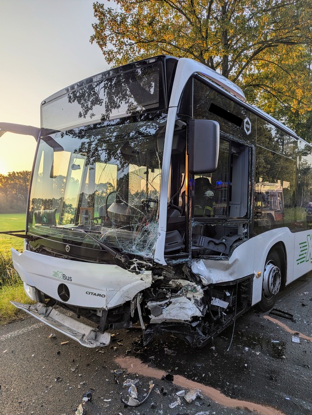 FW-KLE: Schwerer Verkehrsunfall zwischen Linienbus und Pkw auf der B 57 - BMW-Fahrer schwer verletzt