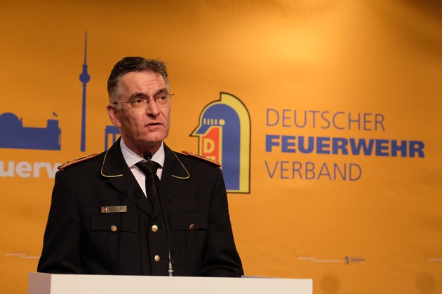 &quot;Tradition der Feuerwehr ist gutes Stück Deutschland&quot; / Bundeskanzlerin zollt Einsatzkräften Respekt / Ehrungen bei Berliner Abend