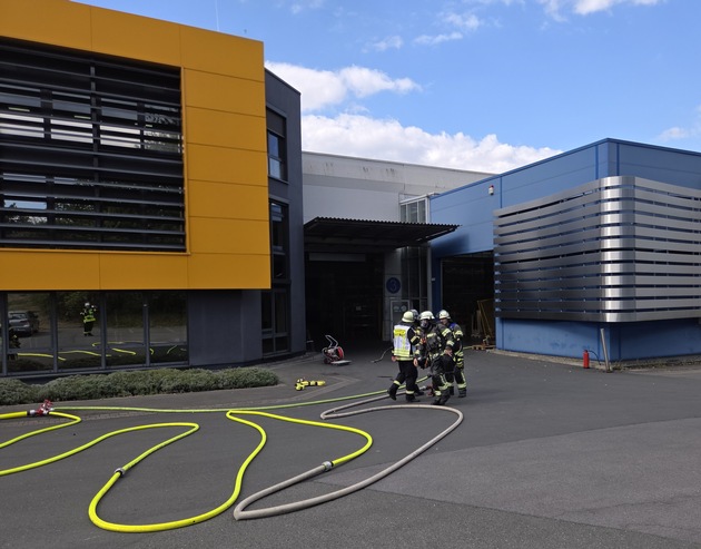 FW-AR: Brand in Gewerbebetrieb in Arnsberg-Herdringen - Feuerwehr verhindert Ausbreitung