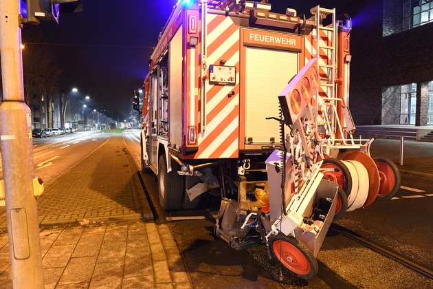 POL-BO: Bochum / Auf dem Weg zum Kellerbrand: Feuerwehrwagen übersehen - Vier Leichtverletzte / Hoher Sachschaden!