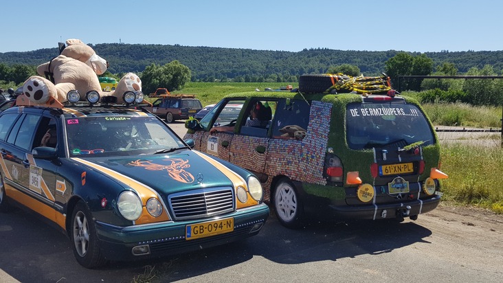 POL-HM: Teilnehmerfeld der &quot;Carbage Run Nederland&quot; fährt durch das Weserbergland - Kontrolle der Fahrzeuge in Hameln