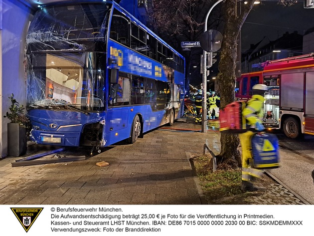FW-M: Bus prallt gegen Hauswand (Schwabing)
