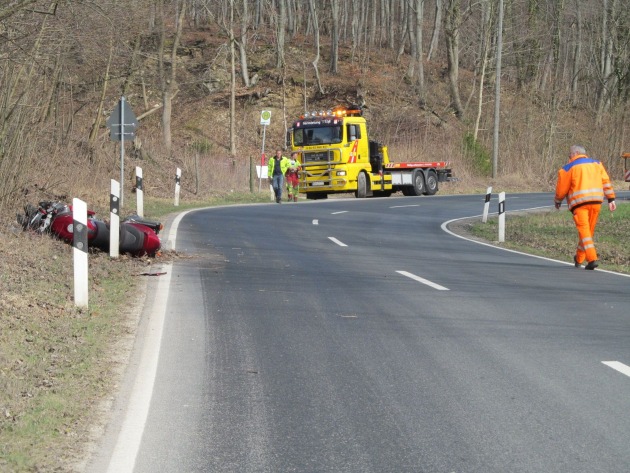 POL-HOL: Landesstraße 484 - Gemarkung Holzen: Kradfahrer auf Ölspur ausgerutscht  - 62jähriger kam mit leichten Verletzungen davon -