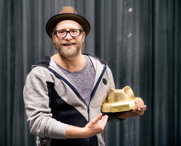 Gregor Meyle zum `Hutträger des Jahres 2017´ gekürt / Der Hut ist ständiger Begleiter des Singer-/Songwriters; dafür erhielt er den  Hut-Award des Hutverbandes GDH e.V. am internationalen Tag des Hutes