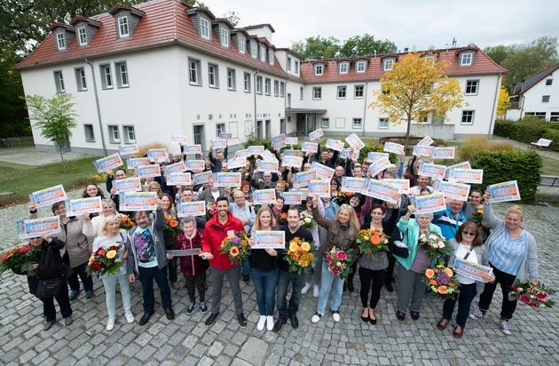Deutsche Postcode Lotterie: Goldene Umschläge im goldenen Oktober: 600.000 Euro Postcode Monatsgewinn und 80 jubelnde Gewinner in Schönwalde-Glien