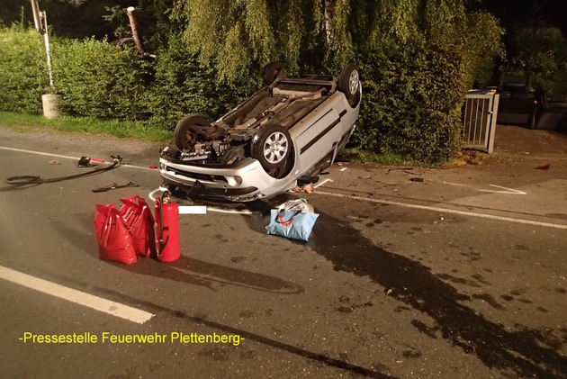 FW-PL: Schwerer Verkehrsunfall im OT Plettenberg- Osterloh. Fahrerin nach Überschlag schwer verletzt