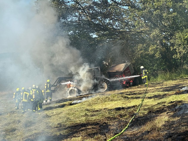 FW VG Westerburg: Traktor brennt bei Heuernte vollständig aus - Feuerwehr verhindert größeren Flächenbrand
