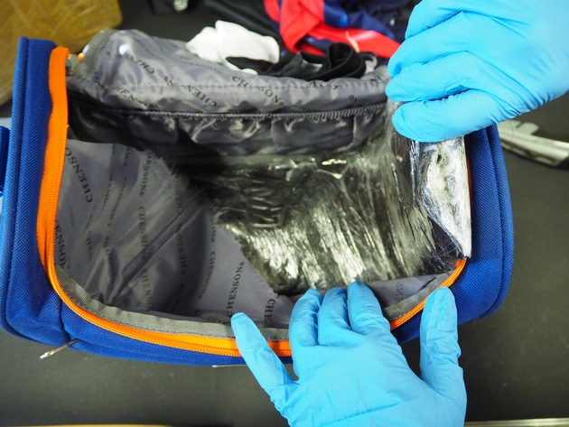 HZA-F: Zoll am Frankfurter Flughafen beschlagnahmt fast 530 Gramm Kokain - es war in eine Tasche eingenäht