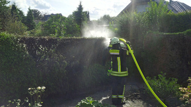 FW-KLE: Hasselt: Heckenbrand / Freiwillige Feuerwehr Bedburg-Hau gibt Hinweis zu Flämmarbeiten