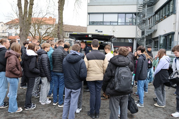 POL-HR: Dialogreihe "Cops im Dialog - Polizei und Schule im Austausch" zu Gast an der Bundespr&auml;sident-Theodor-Heuss-Schule