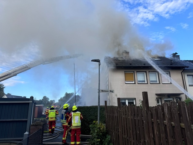 FW-SE: Brand eines Schuppens greift auf Endreihenhaus über