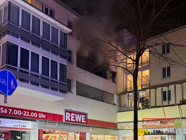 FW-RE: Brand in einem Mehrfamilienhaus mit 21 Betroffenen - Feuerwehr und Rettungsdienst im Großeinsatz