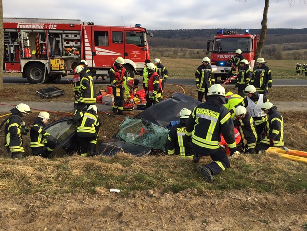 POL-HM: Schwerer Verkehrsunfall auf der B 64 bei Eimen - Fahrzeugführer lebensgefährlich verletzt