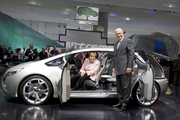 Bundeskanzlerin von Opel-Konzeptfahrzeug beeindruckt / Opel beim traditionellen IAA-Eröffnungsrundgang erste Station unter den Autoherstellern