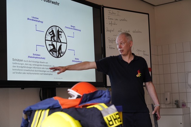 FW Flotwedel: Oberschüler:innen erhalten Einblick in den Alltag der Feuerwehr