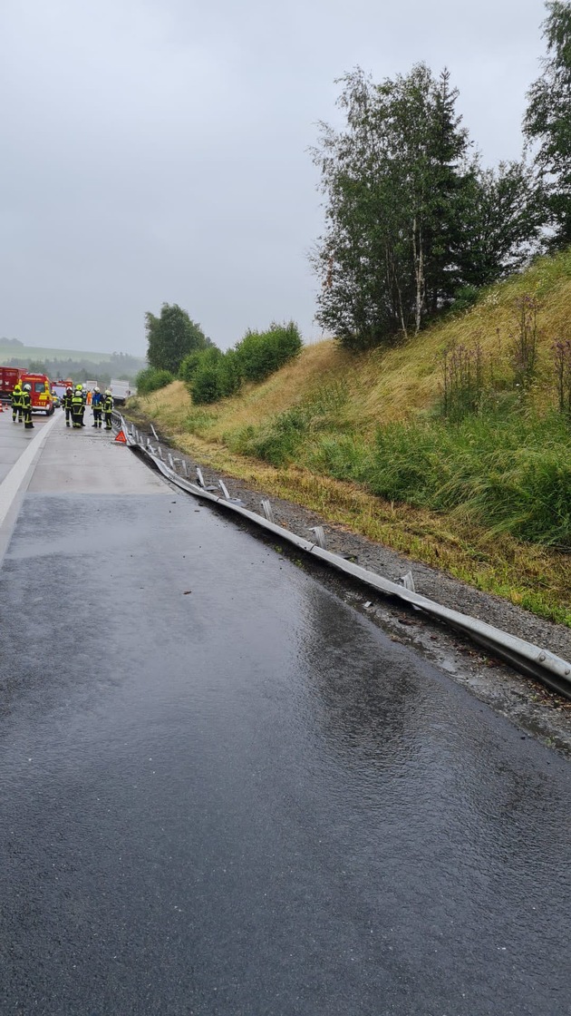 API-TH: Lkw zerstört 40m Leitplanke auf der A 9 an der AS Bad Lobenstein