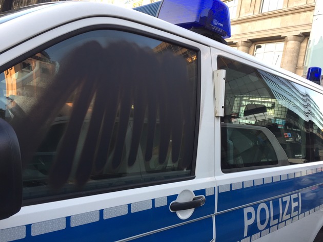 BPOL NRW: Fünf Einsatzfahrzeuge der Bundespolizei besprüht; Festnahme eines 23-Jährigen