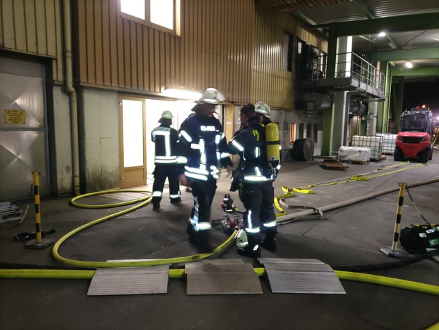 FW-AR: Brand in Chemiebetrieb in Arnsberg-Bruchhausen - Schnelles Eingreifen der Feuerwehr verhindert Ausbreitung