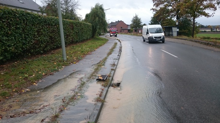 FW-WRN: Wasserrohrbruch im Nibelungenring