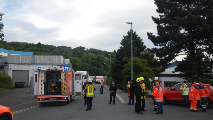 FW-LÜD: Großaufgebot der Feuer und des Rettungsdienstes an der Elbinger Straße/Mehrere Verletzte nach einem Gefahrstoffaustritt bei einer Lüdenscheider Spedition