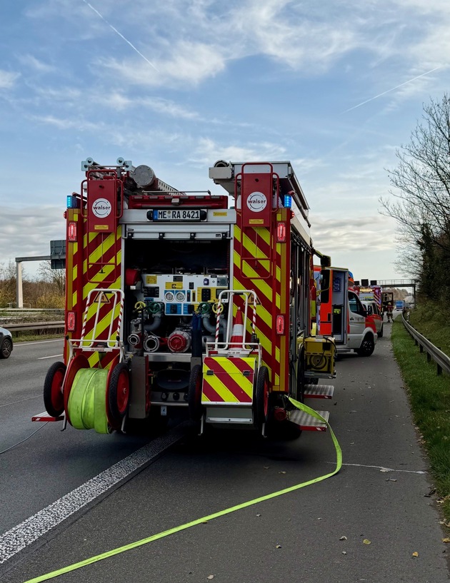 FW Ratingen: Verkehrsunfall mit eingeklemmter Person auf der BAB 3