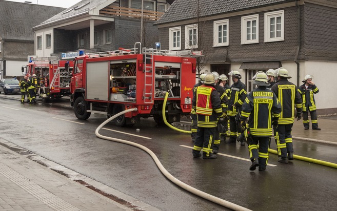 FW-OE: Brennende Hollywood-Schaukel - Bewohner bei löschversuchen leicht verletzt