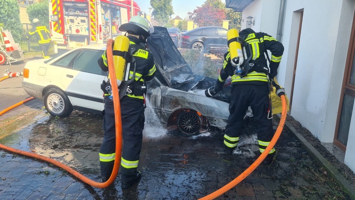 FW Hennef: B 3 - PKW Brand, Sirenenalarm, Feuerwehr verhindert Brandausbreitung auf Gebäude