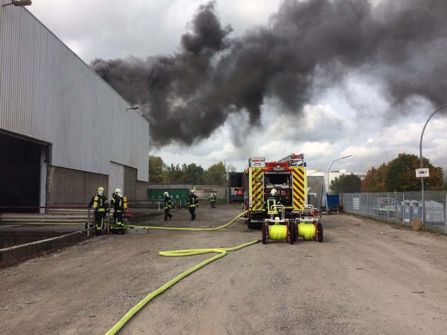 FW-GE: Schwarze Rauchwolke über Gewerbegebiet in Gelsenkirchen Erle.
/ Eine verletzte Person nach Feuer in leerstehender Produktionshalle