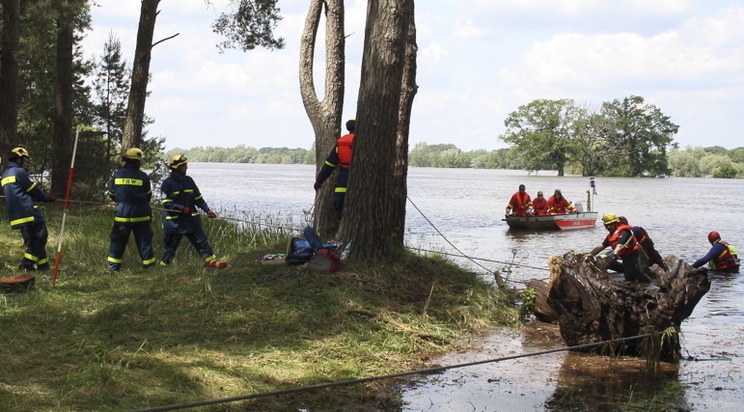 THW HB-NDS: Zehnter Jahrestag Elbehochwasser 2013: THW-Einsatzkräfte aus dem Landesverband Bremen, Niedersachsen kämpfen an der Elbe gegen die Fluten