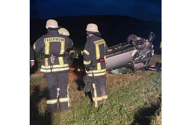 FW Eigeltingen: Verkehrsunfall nahe Heudorf: Auto überschlägt sich