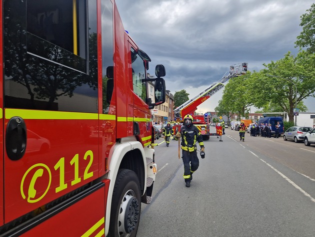 FW-GE: Feuerwehr Großeinsatz in Gelsenkirchen Schalke