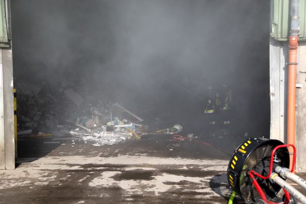 FW-E: Feuer in Müll-Sortierhalle der Entsorgungsbetriebe Essen
